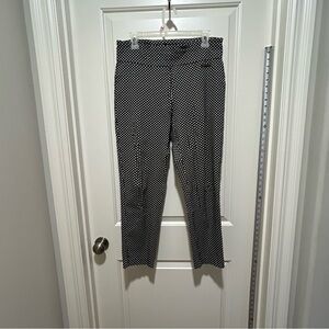 Roz & Ali women’s size 10 Black & White diamond pattern straight leg Pants.